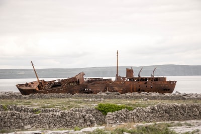 白天在海岸附近毁坏了一艘棕色的船